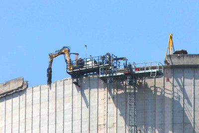 2018-07-20_Kühlturm-Abriss,_demolition_shear_(Sp)_1.jpg